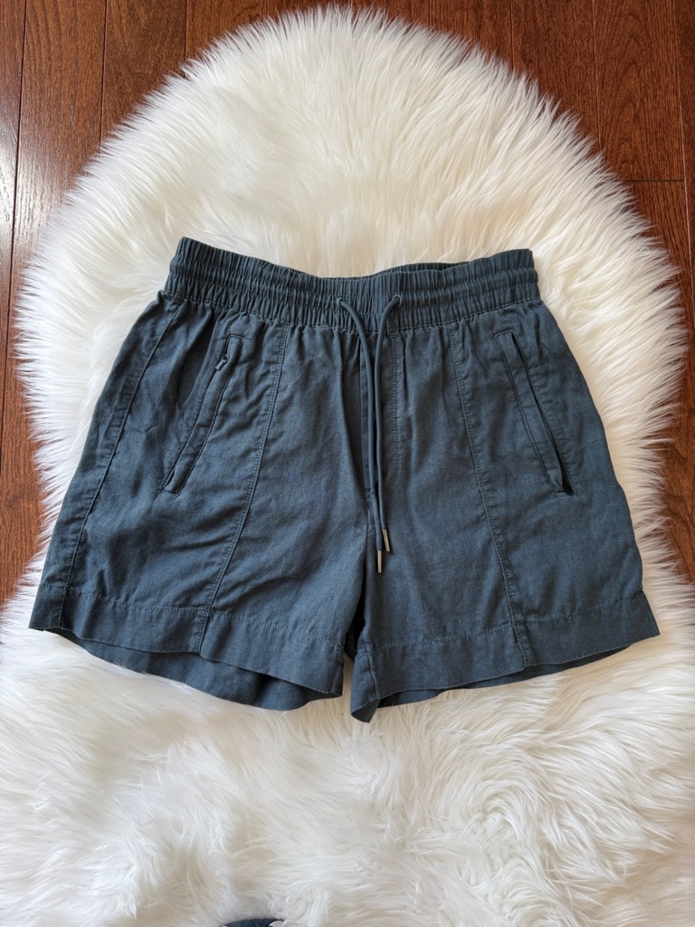 Athleta Retreat Linen Mid Rise 4” Shorts